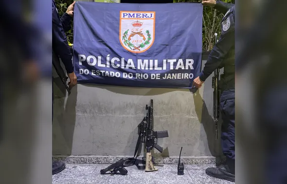 Dupla é presa com fuzil, pistola e munições no Jockey, de São Gonçalo