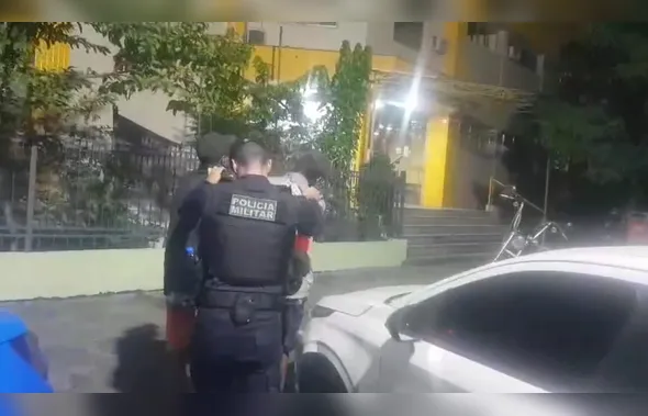 Dupla é presa em flagrante ao tentar furtar o portão de um imóvel em Niterói