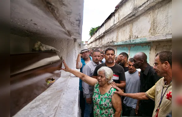 “Ele estava ensinando meu filho. E agora, quem vai fazer isso?” suplica esposa no enterro de pedreiro baleado por PM