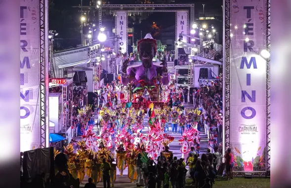 Escolas do Grupo Especial têm disputa acirrada no Caminho Niemeyer, em noite de fogos e casa cheia