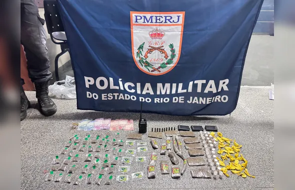 Foragido da Justiça é preso com drogas, munições e rádio transmissor em Maricá