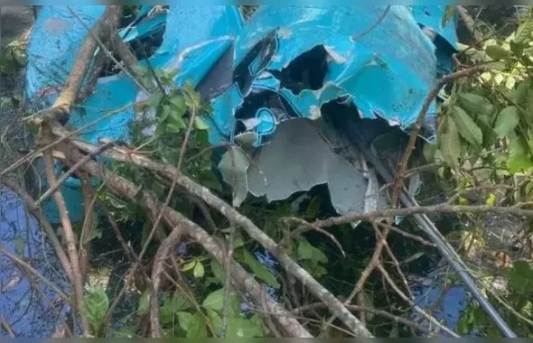 Helicóptero cai em área de mata e deixa três mortos em Guaratiba