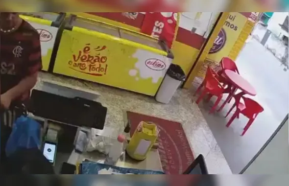Homem armado com submetralhadora assalta sorveteria em São Gonçalo