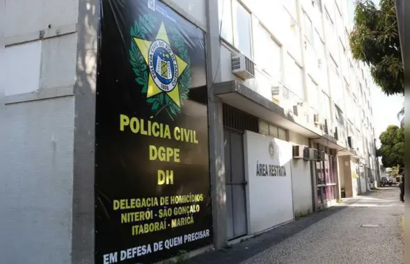 Homem é encontrado morto dentro de carro na Favela da Linha, em São Gonçalo