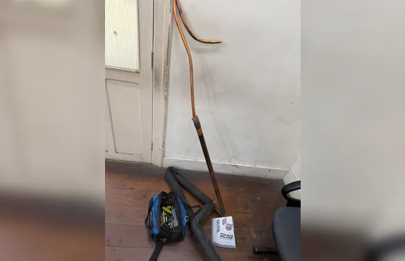 Homem é preso em flagrante furtando cabos no Centro de Niterói; vídeo