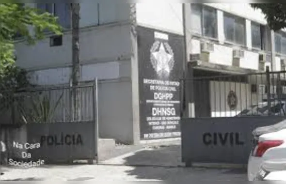 Homem mata padrasto a tiros, fere irmã e depois foge, em Niterói