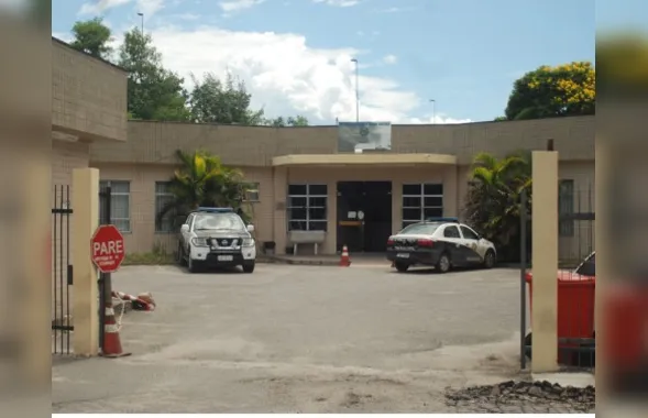 Jovem é encontrada morta dentro de casa em São Gonçalo