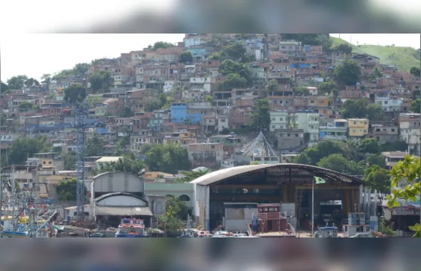 Mãe e padrasto fogem após denúncia de estupro e venda de vídeos de menor em Niterói