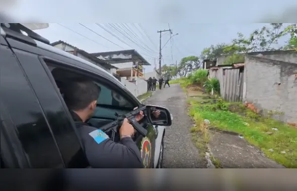 Manhã de confrontos entre policiais e criminosos deixa dois presos e três veículos apreendidos em SG; Vídeo