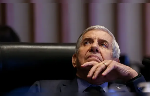 Moraes concede prisão domiciliar humanitária a Augusto Heleno