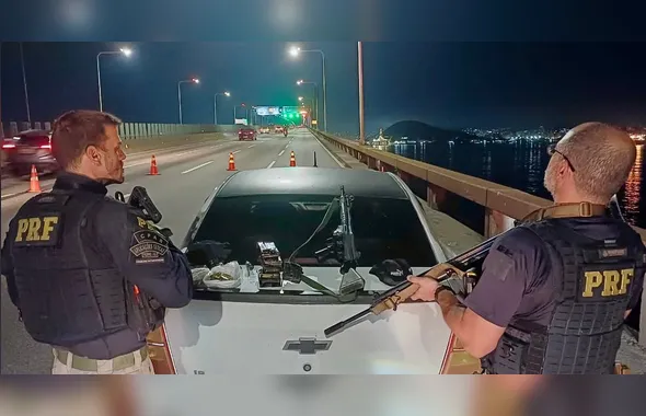 Motociclista armado com fuzil morre em acidente na Ponte Rio-Niterói; Vídeo