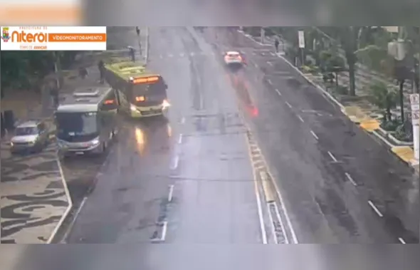 Motorista é flagrado trafegando pelo calçadão da Praia de Icaraí; Vídeo