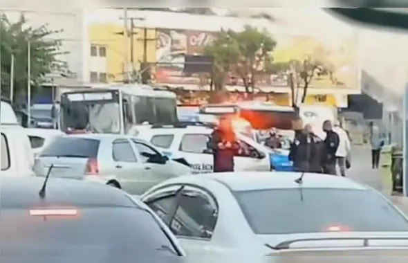 Mulher fica ferida após colisão com viatura da PM em Alcântara, São Gonçalo