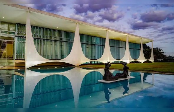 PF acha documentos no Alvorada e pede para interrogar Bolsonaro