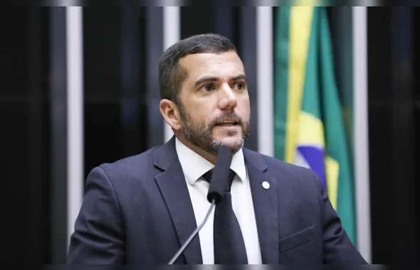 PF faz busca e apreensão em endereço do deputado federal Carlos Jordy