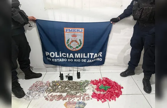PM apreende drogas, arma, moto roubada e detém suspeitos em ações realizadas em Niterói