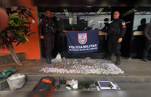 PM apreende drogas e recupera moto roubada em Maricá