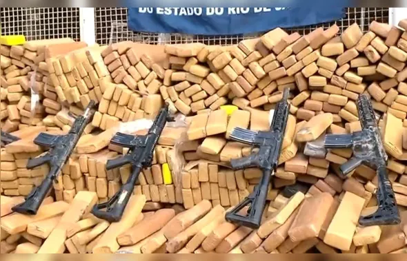 PM apreende 48 toneladas de drogas, fuzis e pistolas na Maré; Vídeo!