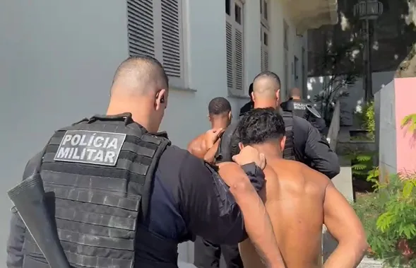 PM prende cinco criminosos, recupera veículo e apreende drogas em Niterói