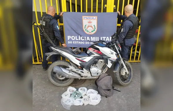 PM prende homem com arma, drogas e moto durante retirada de barricadas em São Gonçalo