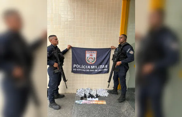 PM prende três suspeitos e apreende arma e drogas no Caramujo, em Niterói