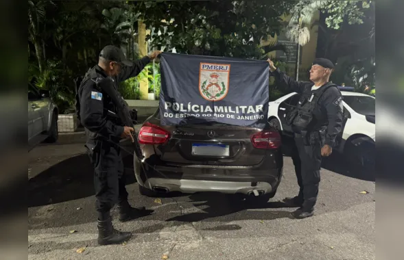 PM recupera carro roubado após troca de tiros em São Gonçalo