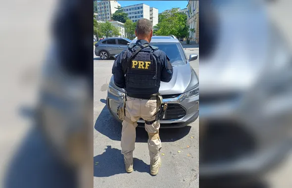 PRF recupera carro roubado após perseguição em direção à Ponte Rio-Niterói