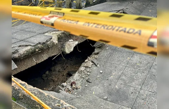 Parte da 'Escadaria da Sardinha' desaba e causa transtorno e preocupação entre moradores