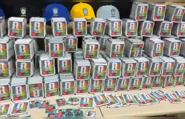 Polícia Civil apreende 200 mil figurinhas falsas da Copa do Mundo