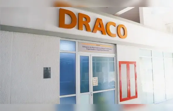 Polícia Civil apreende seis fuzis e prende dois criminosos em 'paiol de guerra' da milícia na Baixada