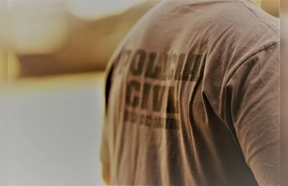 Polícia Civil resgata idoso mantido em cárcere privado e prende pai e filho em Cabo Frio