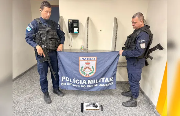 Polícia apreende arma de uso restrito durante operação no Fonseca, em Niterói