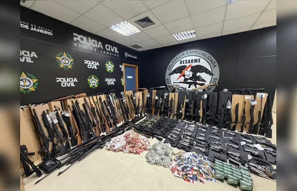 Vídeo: Polícia apreende arsenal com mais de 160 armas e milhares de munições em São Gonçalo