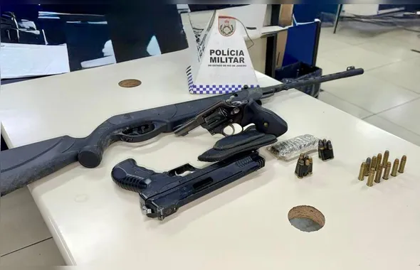 Polícia prende homem com armas e animal silvestre em Maricá