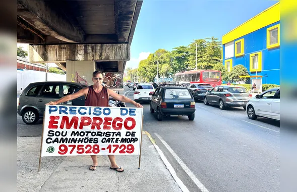 Sem emprego há 3 anos,  motorista recorre às ruas para pedir oportunidade