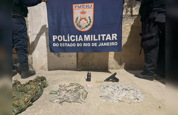 Trio é preso e menor apreendido com drogas e pistola em Itaboraí
