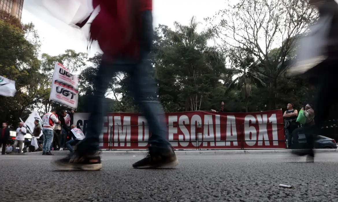 Fim da escala 6x1 terá 2 folgas, redução de 4 horas semanais e 14 meses ...