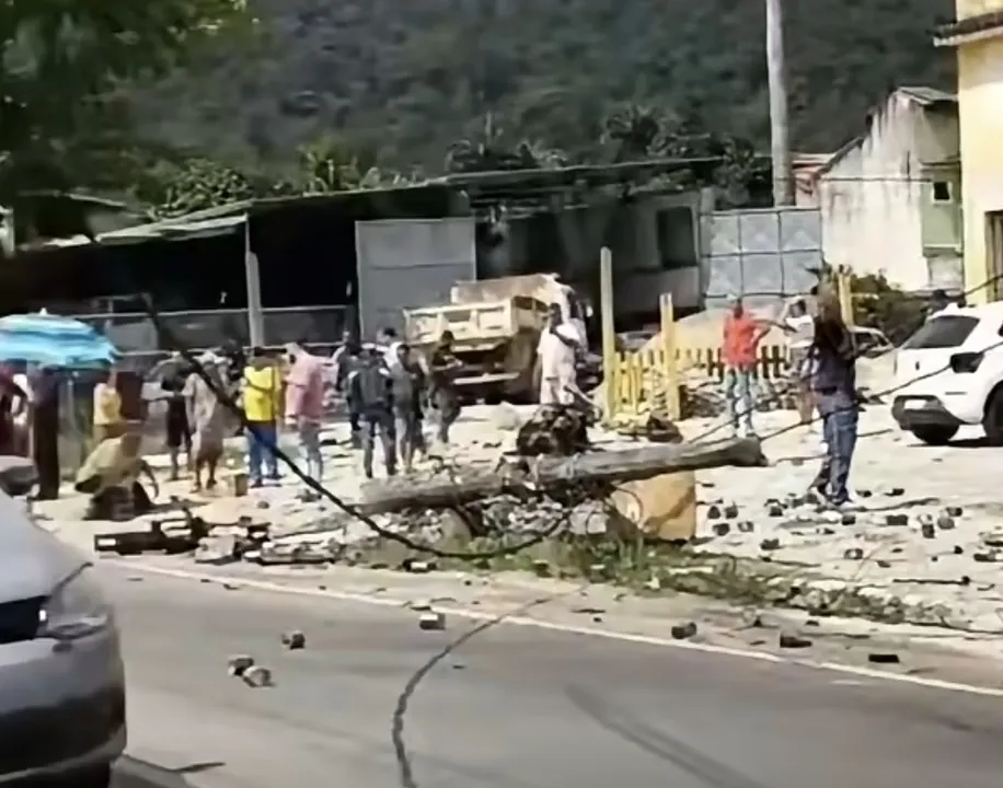 Os bombeiros foram acionados às 13h14