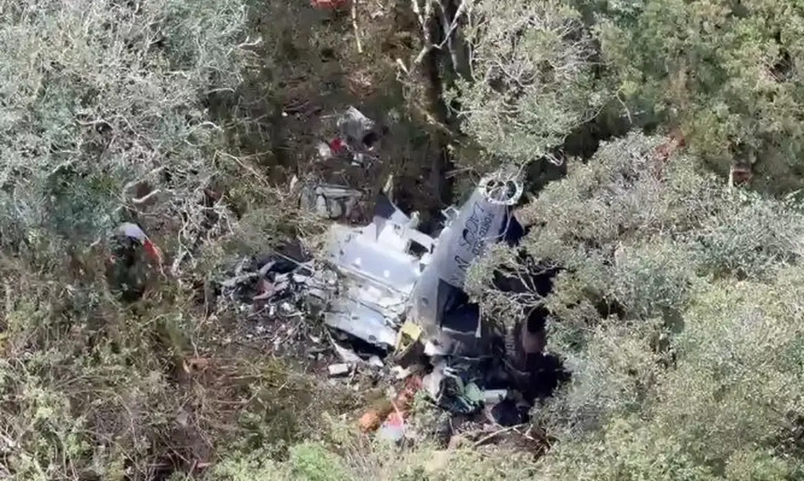 Além do artista, estavam no helicóptero o piloto e copiloto, o empresário Bruno Avelar e ainda o videomaker Paulo Soares