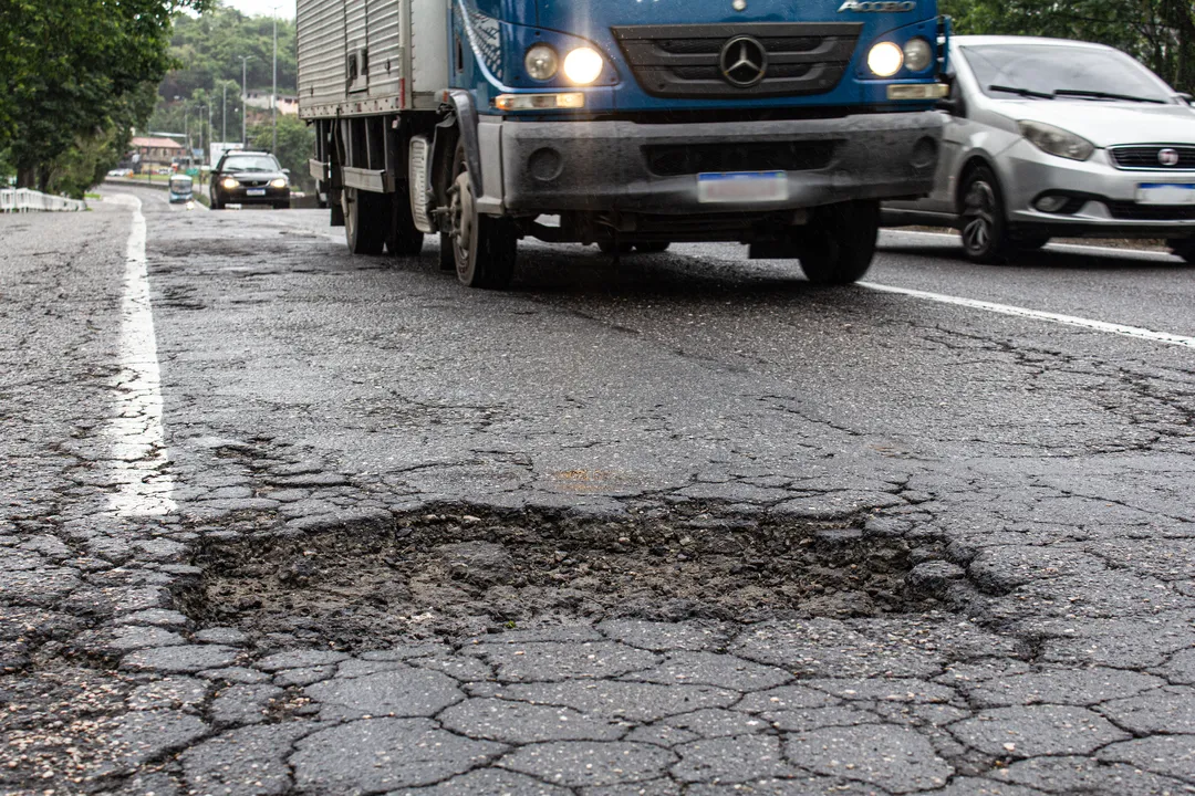 Buracos podem ser vistos ao longo de toda a rodovia