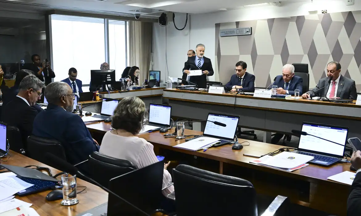 A PEC 221 de 2019 prevê a obrigatoriedade de descanso remunerado de dois dias por semana, sem redução salarial, e reduz a atual jornada de trabalho de 44 para 40 horas semanais