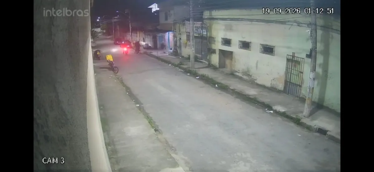 Vídeo mostra o grupo chegando ao bar em duas motos e o disparo feito após o comerciante tentar fechar o estabelecimento