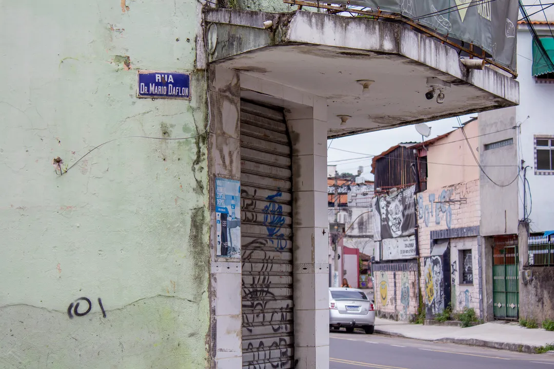 Após o crime, o grupo fugiu do local. O comerciante não resistiu aos ferimentos e morreu dentro do estabelecimento.