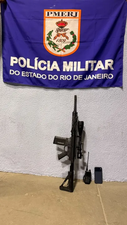 Na ação, policiais apreenderam um fuzil, rádio transmissor e um celular com o suspeito