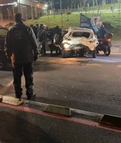 A cena dos carros destruídos foi registrada por pessoas que passavam no local