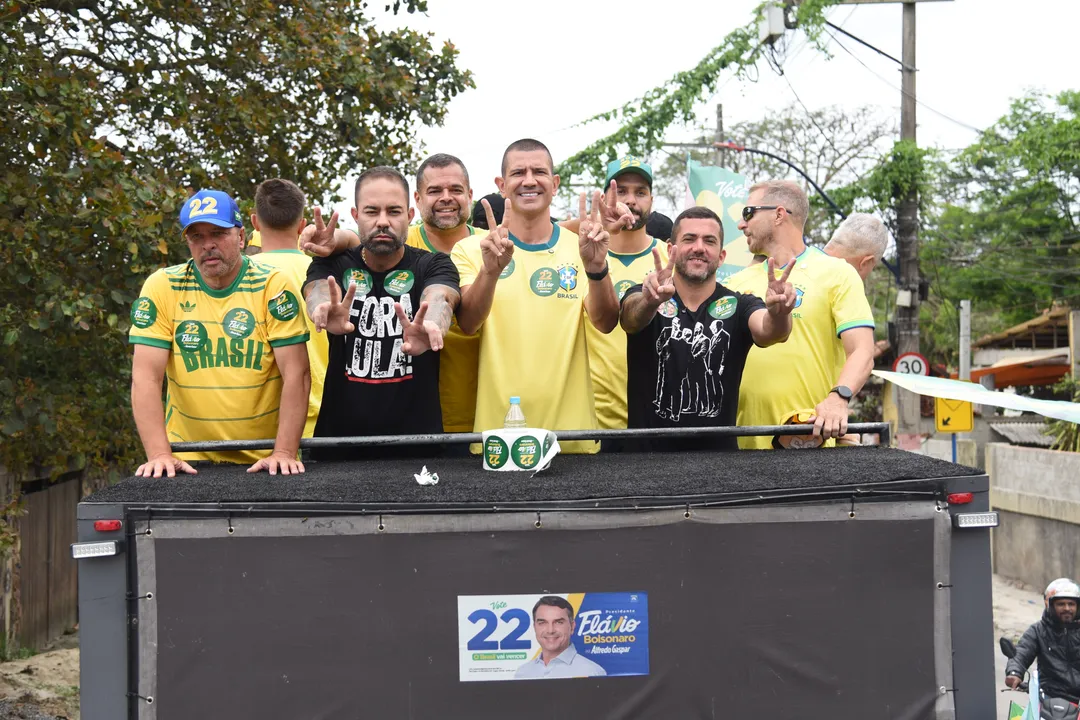 Acompanhado por deputados eleitos e outras lideranças políticas, Ruas circulou pelas ruas do distrito