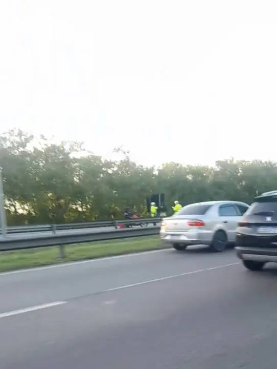 Motoristas que passaram pelo local flagraram a tentativa de atendimento às vítimas