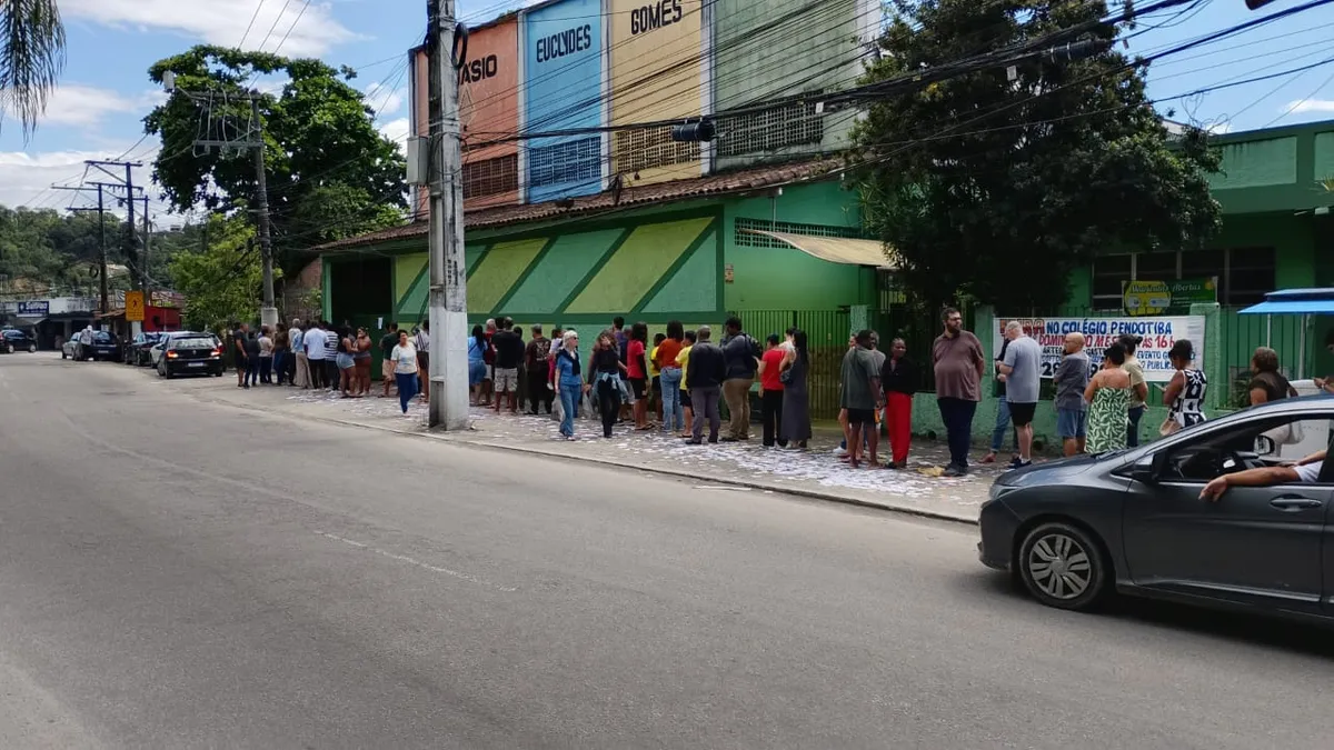Eleitores vão ao local de votação logo nas primeiras horas da manhã