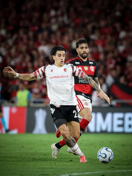 Estudiantes surpreendeu o Flamengo e calou o Maracanã