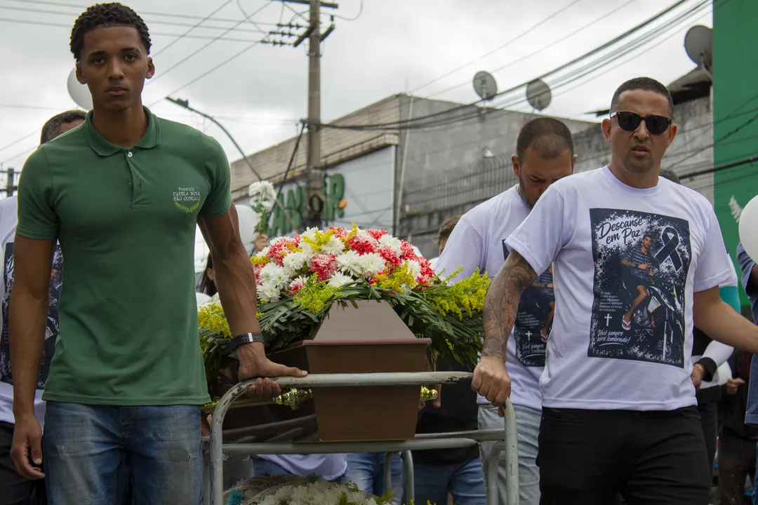 Danilo Alves foi enterrado nesta sexta (18), no Cemitério de São Gonçalo